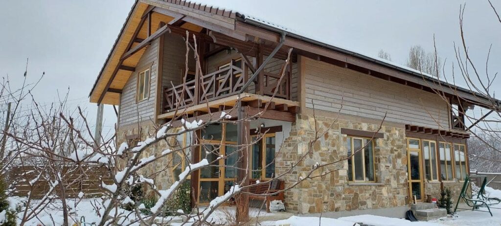 каркасный дом в стиле шале под киевом, с керамической черепицей и натуральным камнем